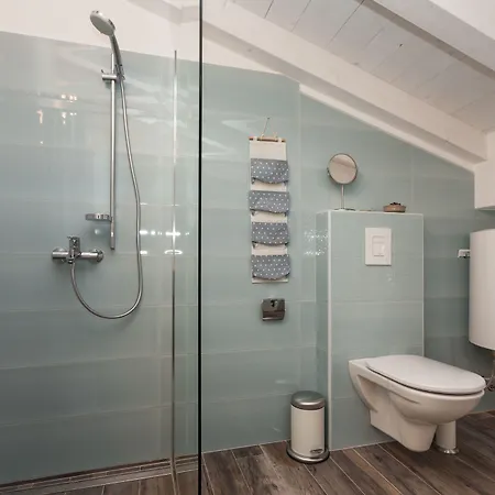 招待所 And Hey 罗维尼