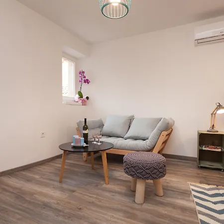 And Hey 招待所 罗维尼