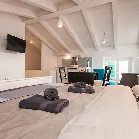 And Hey 4* 罗维尼