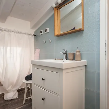 And Hey 4* 罗维尼