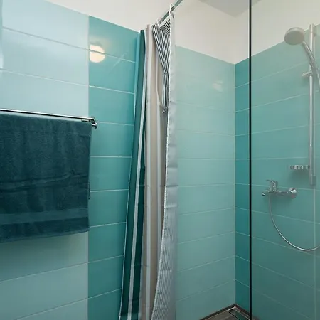 招待所 And Hey 罗维尼