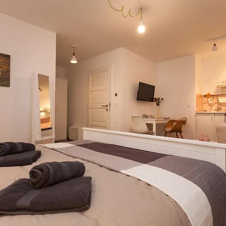 招待所 And Hey 罗维尼