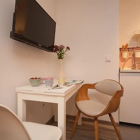 And Hey 招待所 罗维尼